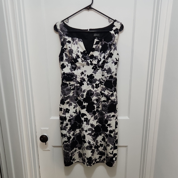 Adrianna Papell Dresses & Skirts - Adrianna Papell Black White Floral Dress Size 8
